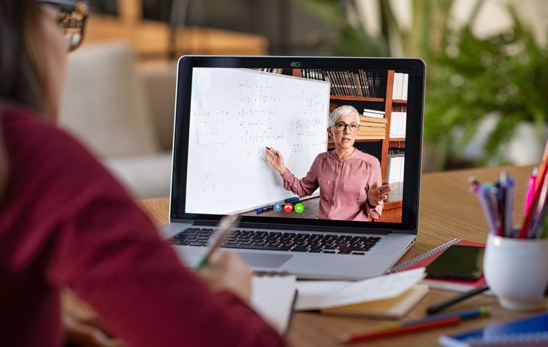 Cercetător în fizică, despre sporul cerut de profesori: “Radiațiile de la laptop, mai slabe decât de la soare. Un motiv penibil”