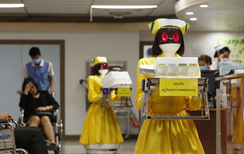 Joburile femeilor vor fi cele mai afectate de intrarea roboților pe piața muncii