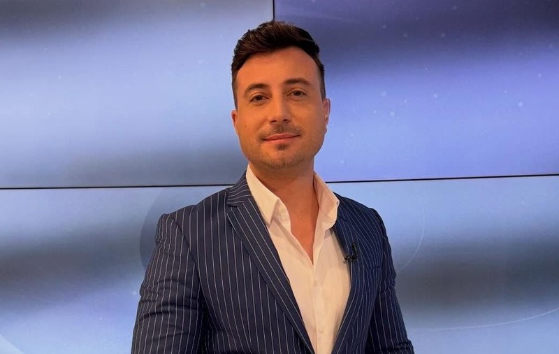 Valentin Sanfira, la bustul gol în timp ce tunde iarba în curte. Artistul și-a pus fanele pe jar. „La muncă mă ajută și pe mine cineva?”