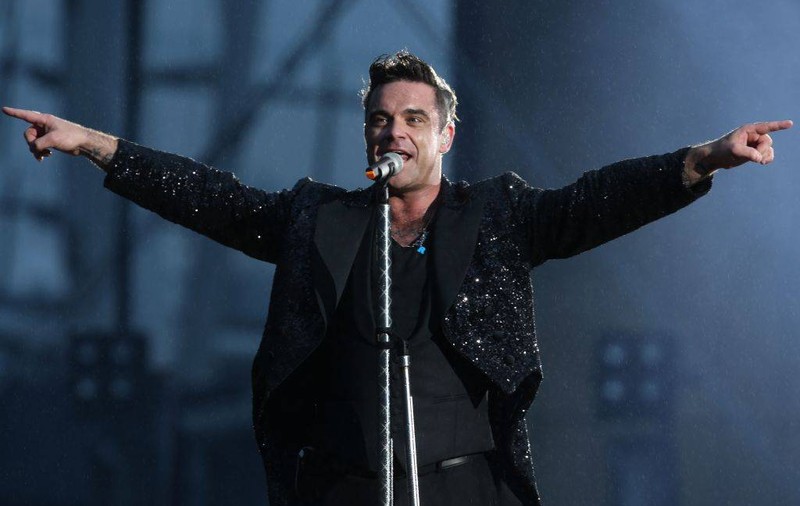 Moment emoționant! Robbie Williams a plâns pe scenă, după ce a dedicat “Angels” victimelor din atacul de la Manchester