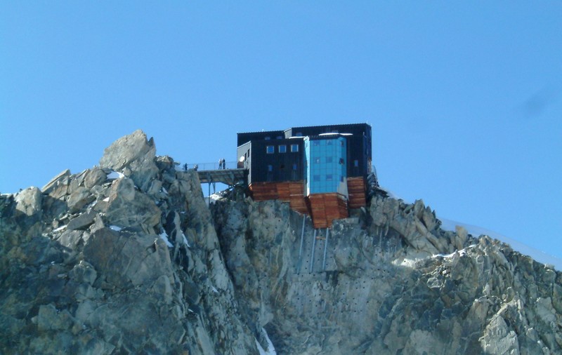 Un alpinist a căzut în gol 50 de metri! Lovit rău, dar viu!