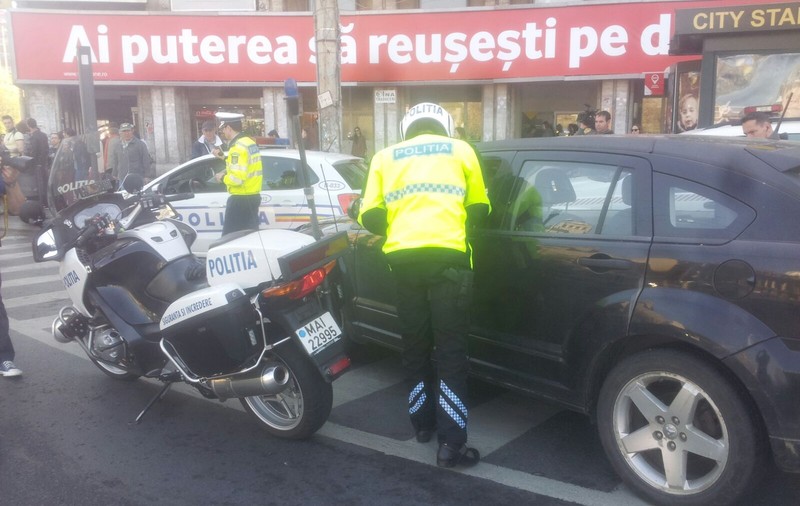 Mofturi românești la volan. Fără centură, dar cu telefonul la ureche