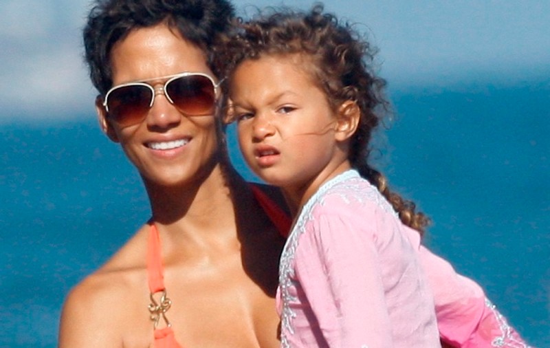 Nu este o glumă! Actriţa de culoare Halle Berry va juca rolul unei femei albe