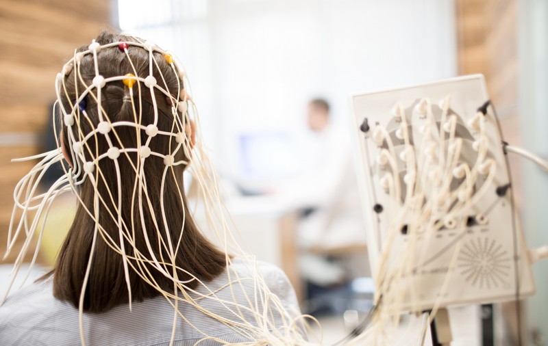 Un implant cerebral de dimensiunea unei hârtiuțe și inteligența artificială ar putea ajuta persoanele paralizate să se miște din nou