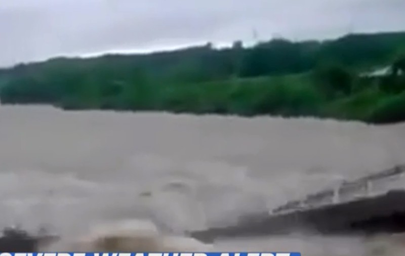 VIDEO| Pod luat de ape în timp ce două persoane încercau să-l traverseze. Patru persoane au murit în Cuba din cauza inundațiilor