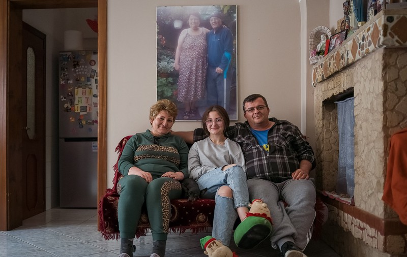 Suferințele unei familii plecate la muncă în Italia ca să-și poată opera copilul. „Dormeam în cameră cu ăi bătrâni și mâncam resturile. Într-o lună slăbisem 26 de kilograme. Eram piele și os”