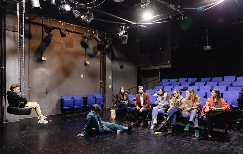 Opt tineri actori vorbesc cu teamă despre viitorul teatrului românesc: „Astă vară am lucrat în restaurant ca să-mi plătesc chiria, ca apoi să-mi fac marea artă”