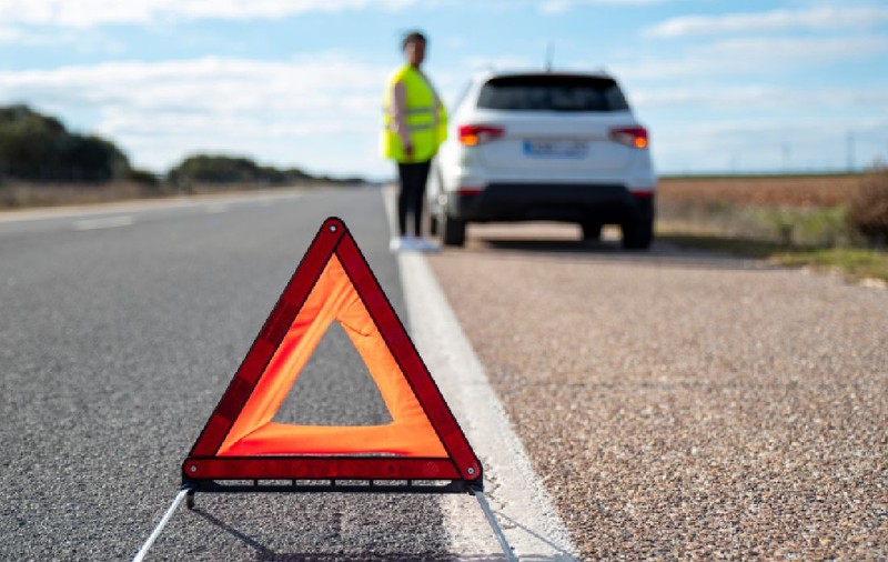 O țară europeană interzice triunghiul de semnalizare pe autostradă. Ce vor folosi șoferii în loc