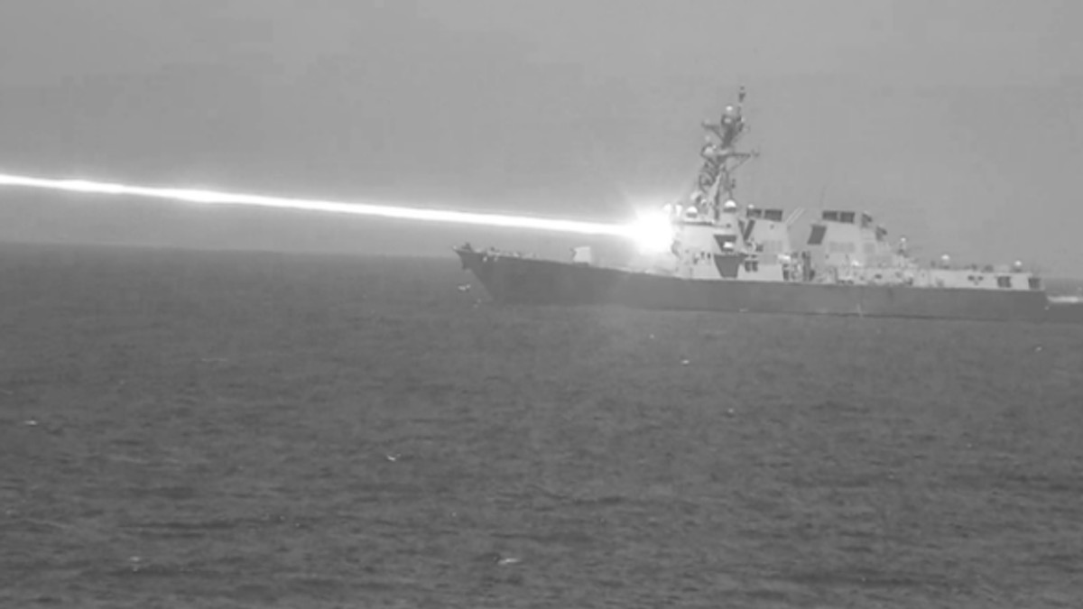 Nava USS Preble trage cu arma laser HELIOS