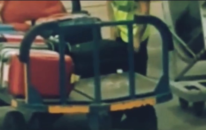 Un pasager Ryanair a filmat un angajat al aeroportului din Ibiza cum fură din bagaje