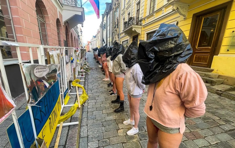 Protest al estoniencelor, în lenjerie intimă și cu vopsea roșie pe corp, față de violurile comise de ruși în Ucraina