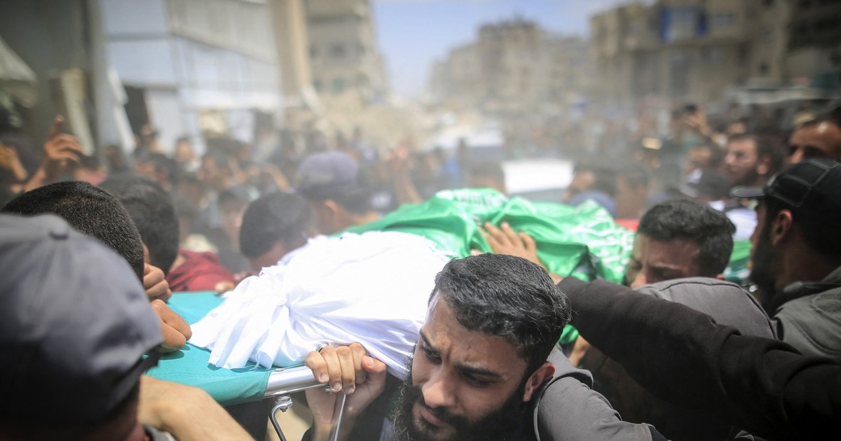 Gaza, 16 mai 2026. Funeralii pentru Izz al-Din al-Haddad, al cărui trup neînsuflețit a fost înfășurat în steagul palestinian Foto: Profimedia