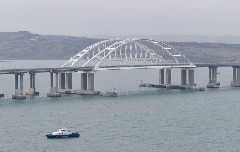 Ucraina ameninţă că va distruge podul de la Kerci, care leagă Crimeea de Rusia continentală