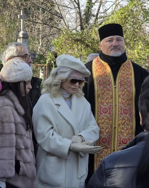 Cum a apărut Loredana Groza la înmormântarea tatălui. Artista s-a îmbrăcat în alb, iar fratele ei i-a fost alături