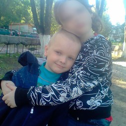 Andrey alături de sora sa Natalya. Băiatul a fost ucis de mamă, în Rusia. Foto: Profimedia