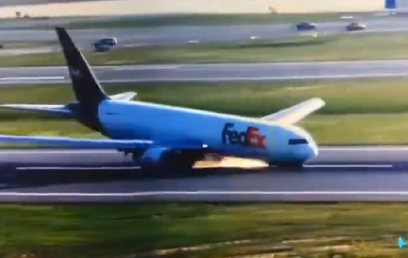 Pilotul unui avion de marfă Boeing a reușit să aterizeze fără roata din față, pe aeroportul din Istanbul. VIDEO