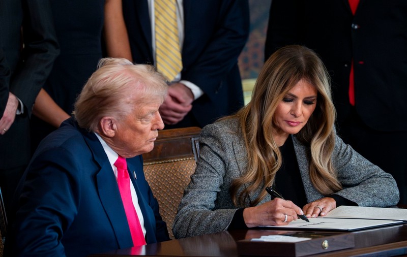 Melania Trump a semnat un ordin executiv alături de Donald Trump