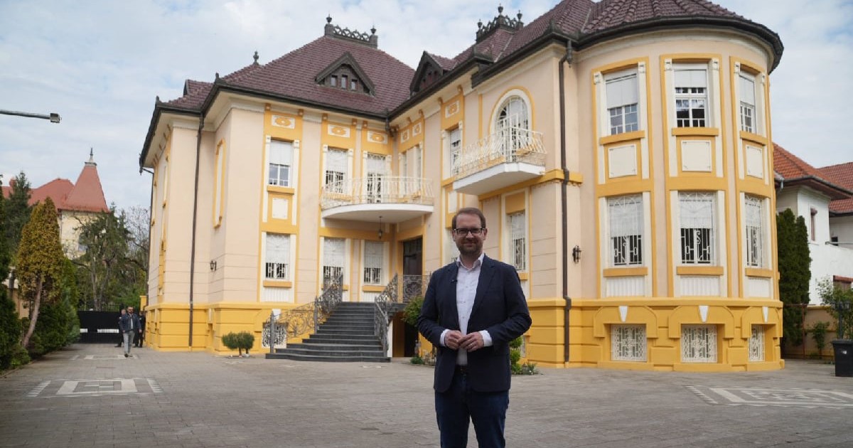 Primarul timișoarei, Dominic Fritz, în fața vilei de pe Loga 52