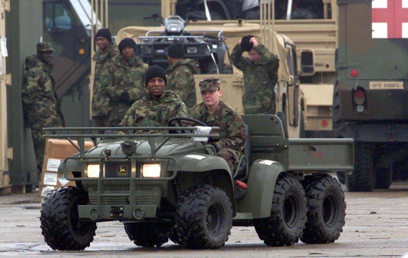 Americanii aduc armament greu