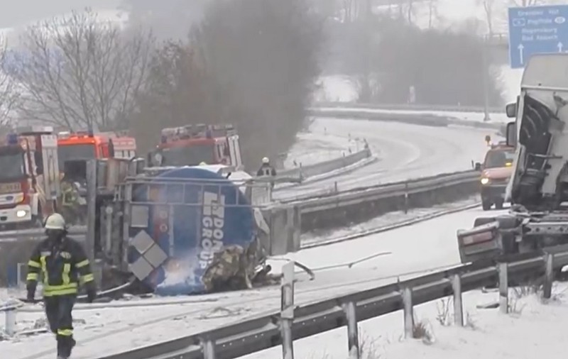 Cisterna condusă de un șofer român s-a rupt de cabină și s-a răsturnat pe o autostradă, în Germania | VIDEO