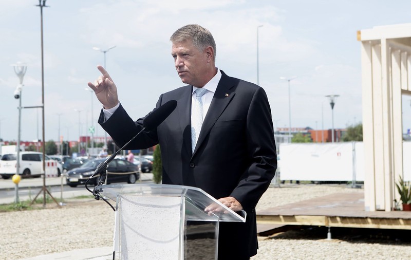 Iohannis, sabotat la un eveniment de mai multe elicoptere ale MApN, care au survolat zona (FOTO)
