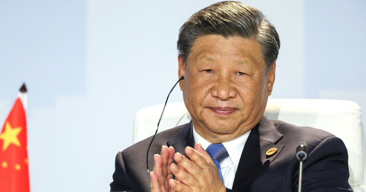 Xi Jinping surprins în timp ce aplaudă în timpul summitului BRICS din august 2023