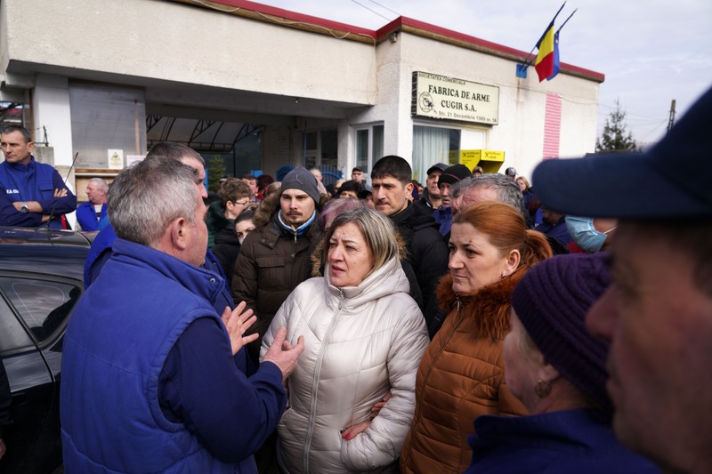 În mulțime, oamenii se simt protejați și vorbesc deschis despre condițiile grele de muncă. Spun că le e teamă să meargă și la medic, „că te sperii când îți zice cu câte te-ai ales de la lucru”