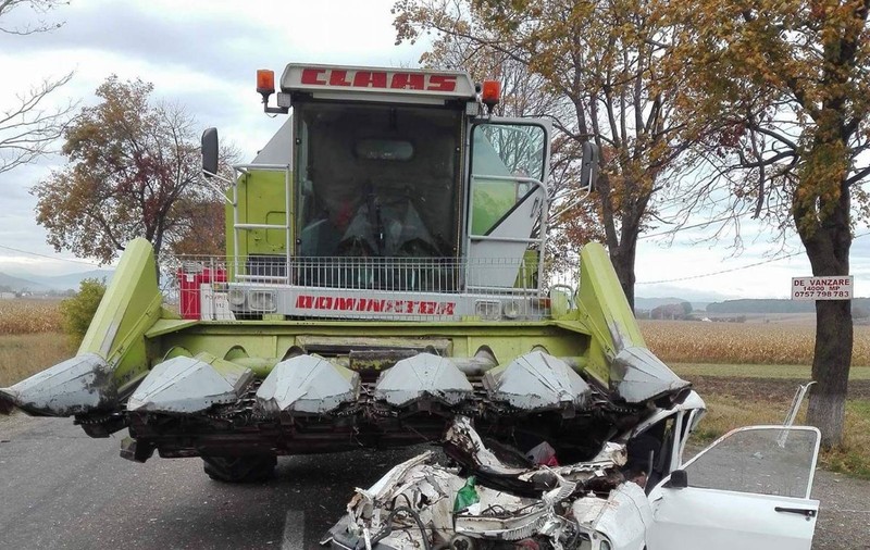 FOTO| Accident violent în Timișești, județul Neamț. A murit, după ce a intrat cu mașina sub o combină