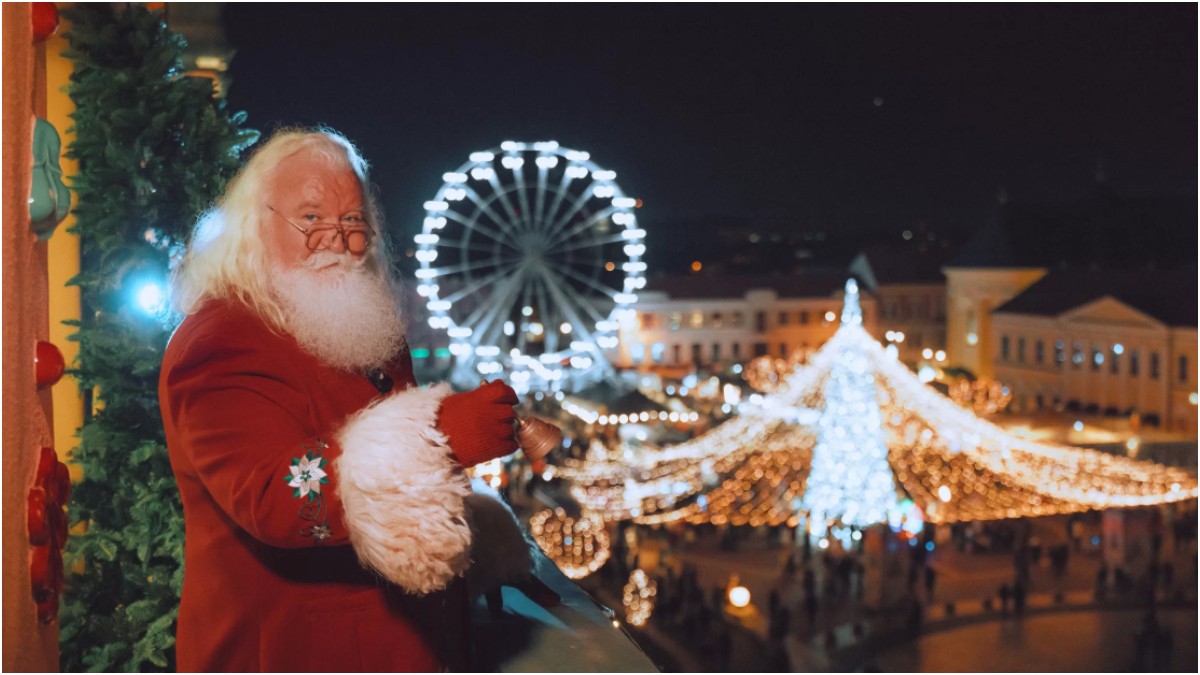 Moș Crăciun ajunge la Târgul de Crăciun din Oradea cu un tramvai festiv. Copiii vor putea să îi înmâneze personal scrisorile cu dorințe