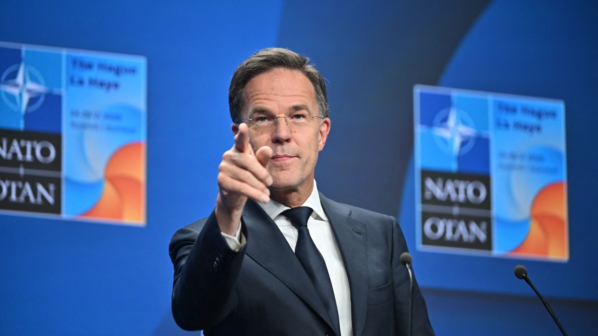 Mark Rutte arată cu degetul din spatele pupitrului la summitul NATO de la Haga.