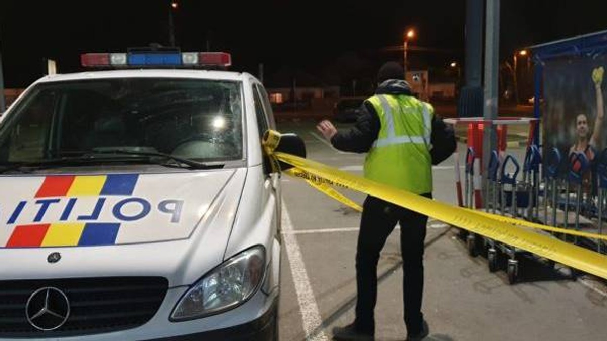 Scandal în fața unui magazin din Timișoara. Doi bărbați au fost înjunghiați