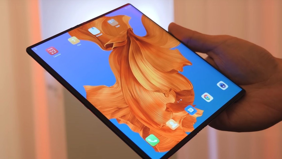 Huawei a prezentat un telefon pliabil care costă 2.300 de euro. Huawei Mate X, desfăcut și ținut în mână