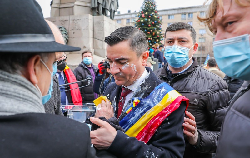 VIDEO | Primarul Iaşiului, atacat cu iaurt de un protestatar: „Norocul meu că nu am intoleranță la lactoză”. Cine e agresorul