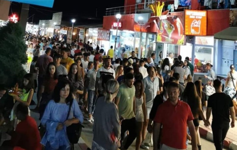 VIDEO | Cel mai aglomerat weekend pe litoral. Cum a arătat stațiunea Costinești azi-noapte