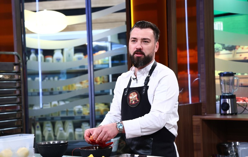 Cine este Alex Dodoaia de la „Chefi la cuțite”, sezonul 17. „Aveam de pregătit zilnic câte 16 feluri de mâncare”