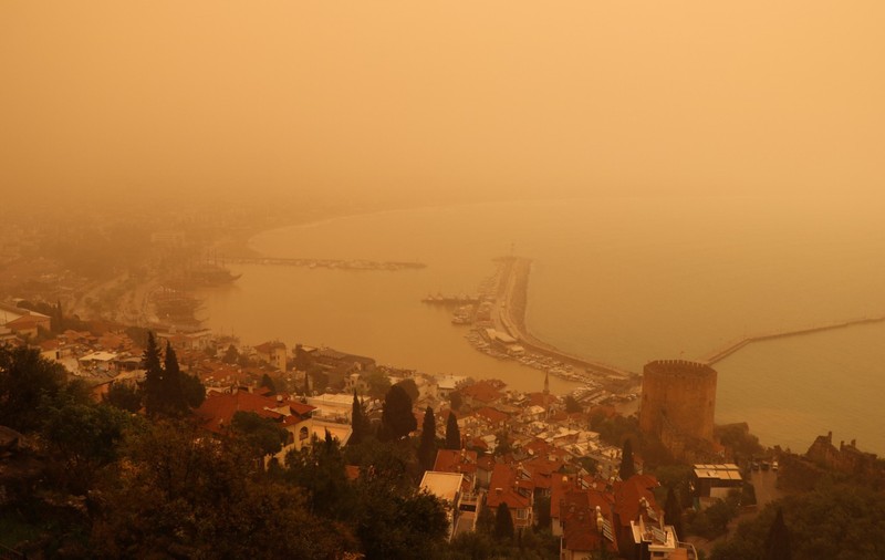 Norul saharian a ajuns în Turcia: imagini spectaculoase cu cerul portocaliu și stratul dens de praf din Antalya