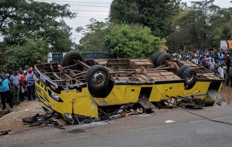 25 de oameni din aceeași familie au murit când se întorceau de la o înmormântare, într-un accident de autobuz, în Kenya