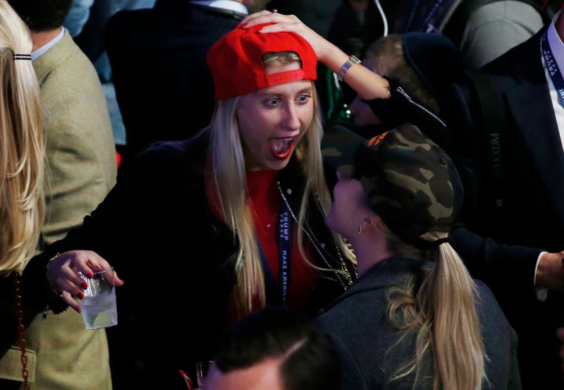O tânără susținătoare a lui Donald Trump se bucură pe măsură ce rezultatele alegerilor din fiecare stat sunt anunțate