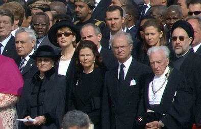 Iranian President Mohammad Khatami (R), Israeli President Moshe Katsav (3rdL) and Syrian President Bashar al-Assad (center top) attend the funeral of Pope John Paul II in St Peter's Square at the Vatican City 08 April 2005. The world looked on Rome as leaders from more than 100 nations and a multitude of mourners gathered for the funeral Friday of Pope John Paul II, one of the most cherished pontiffs in history. AFP PHOTO MOSHE MILNER,Image: 16520714, License: Rights-managed, Restrictions: ISRAEL OUT, Model Release: no
