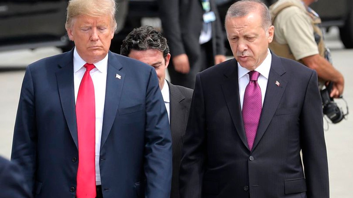 Donald Trump și Recep Erdogan au vorbit la telefon. Donald Trump și Recep Erdogan se plimbă, în timpul unei întâlniri oficiale