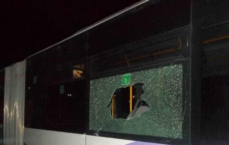 O fată a căzut prin geamul unui autobuz. S-a întâmplat la Ploiești
