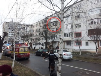 Blocul din Onești unde a avut loc dubla crimă. În medalion, balconul în care agresorul și-a înjunghiat victimele