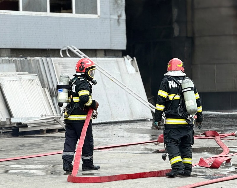 Incendiu puternic izbucnit la o fabrică de celuloză din Drobeta-Turnu Severin, județul Mehedinți