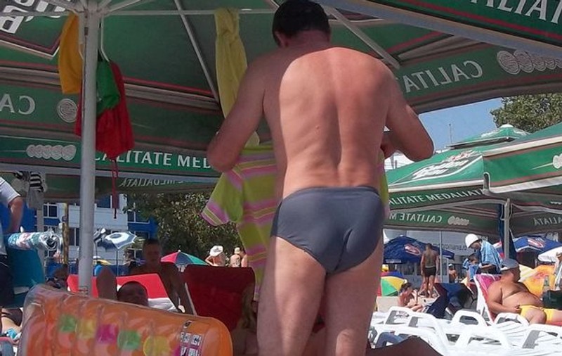 SCANDAL MONSTRU PE PLAJĂ! Nevasta lui Ştefan Iovan s-a certat ca la piaţă cu nişte turişti în Mamaia! Iat-o în toată splendoarea la plajă!