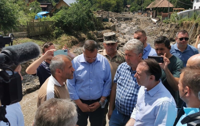 Premierul Cîțu, vizită în zonele inundate din Alba. 120 de case sunt afectate și 300 de oameni, evacuați