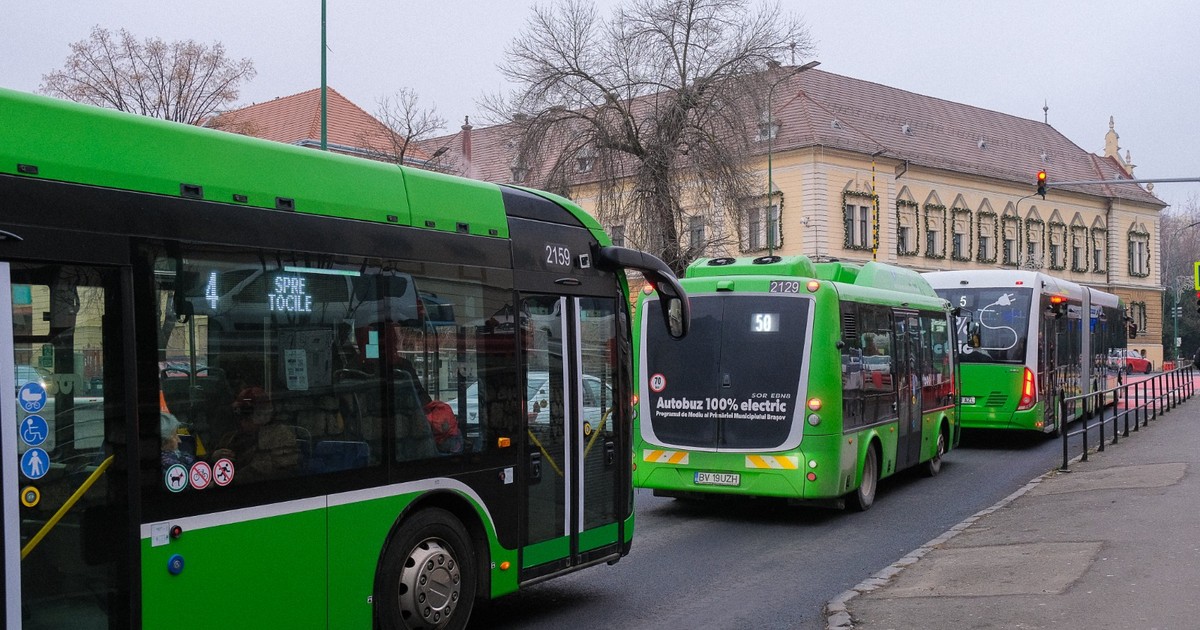 Poză cu trei autobuze care așteaptă la semafor, în Brașov