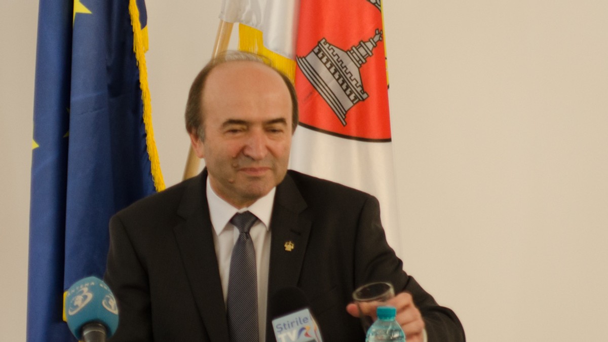 Tudorel Toader, despre recomandarea Comisiei de la Veneţia. Tudorel Toader, cu mâna întinsă către o sticlă cu apă de 0,5 l