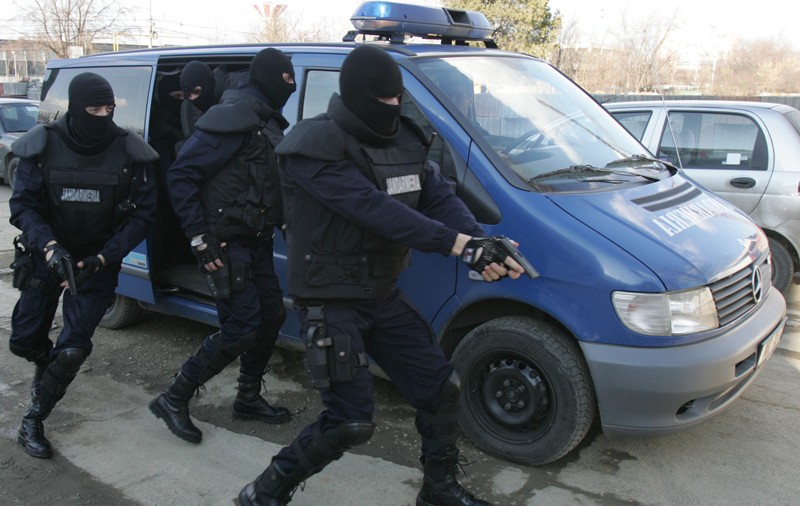 Interlopii care s-au bătut cu mascaţii la Baia Mare au fost lăsaţi liberi!