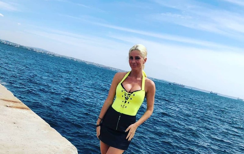 Hannelore, fosta concurentă de la Insula Iubirii, se distrează în Grecia. Cine i-a dat like imediat după ce s-a pozat în costum de baie