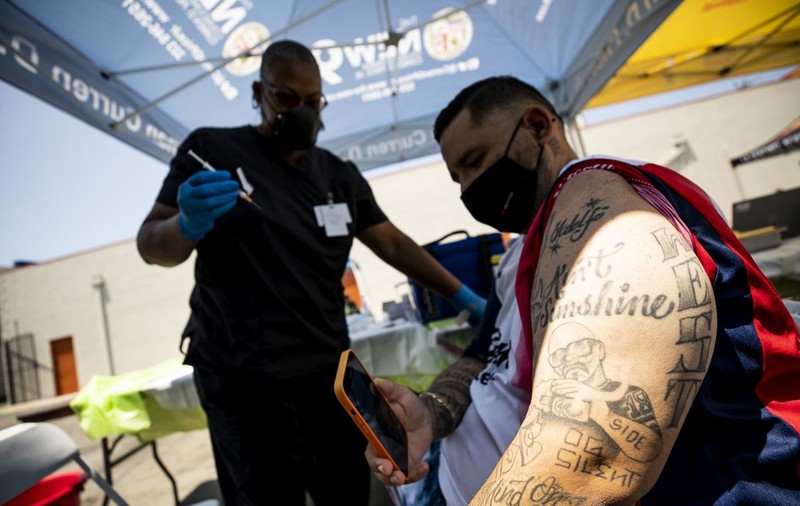 De teama apropiaților anti-vacciniști, unii americani au ajuns să se imunizeze în secret împotriva COVID
